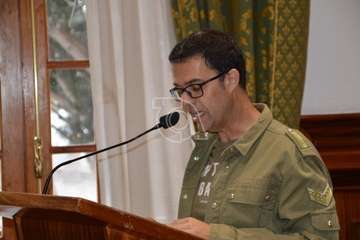 El periodista teldense Gaumet Florido leyó este jueves en el Pleno municipal el Manifiesto Institucional por el Día Internacional de las Mujeres (Foto TA y Francisco J. Santana)